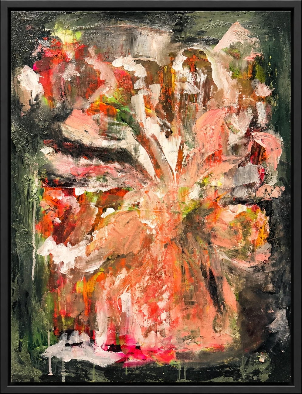 Pittura gestuale rosa, bianca e verde su fondo scuro, con una forma floreale che si dissolve